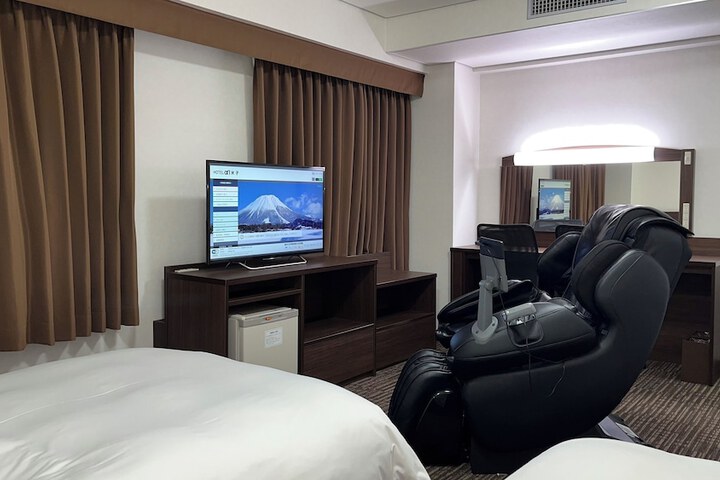 Room 4 of 10