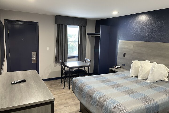1 Queen Bed (6 of 14)