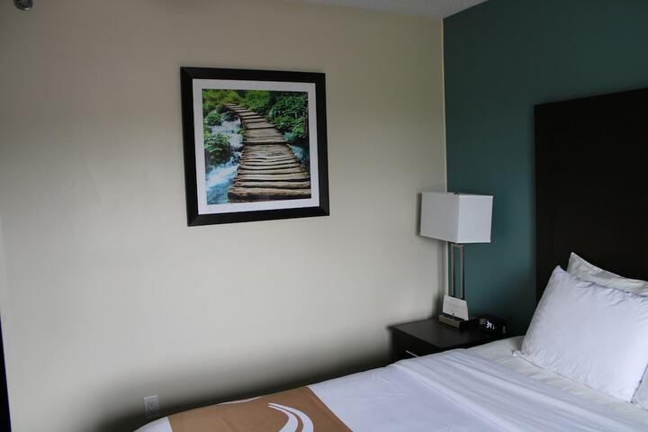 1 Queen Bed (13 of 16)