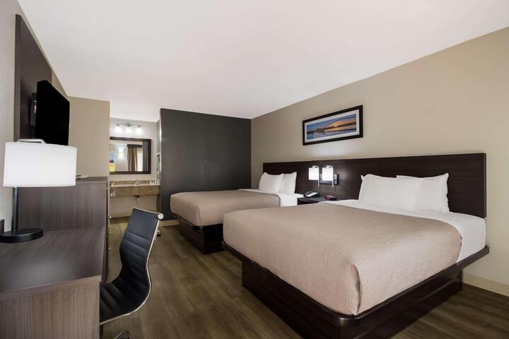 2 Double Beds (7 of 10)