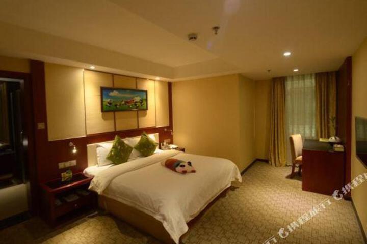 Panda Prince Hotel (Suining High-speed Railway Station)