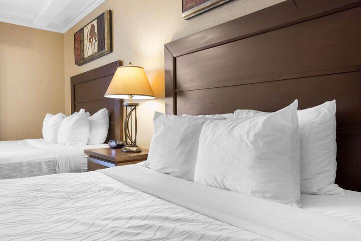 2 Queen Beds (2 of 17)