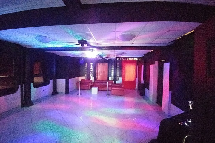 Lounge 25 of 38