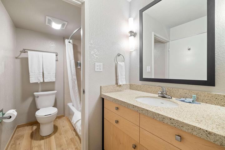 1 Queen Bed High Speed Internet Accessible Microwave, Refrigerator, Continental Breakfast (15 of 29)