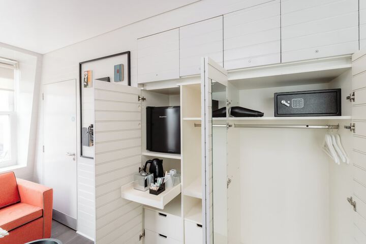 Room 8 of 65