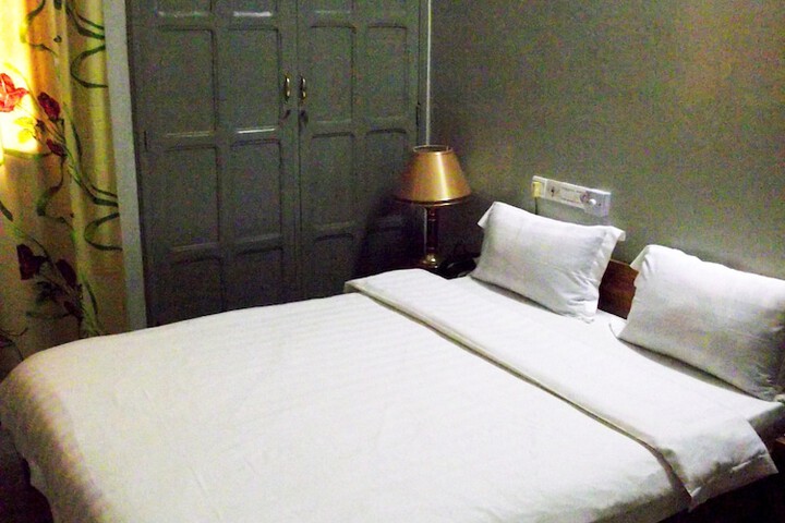 Room 13 of 28