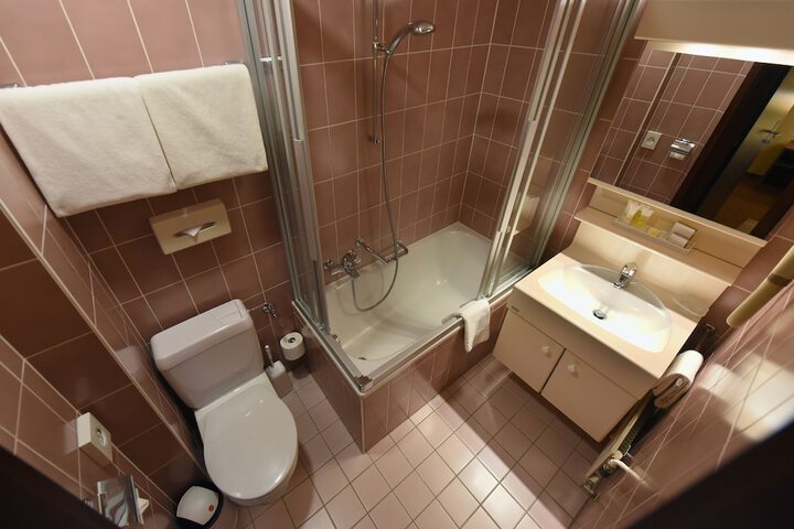 Room 44 of 65