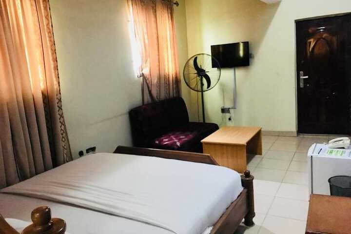 Room 8 of 13