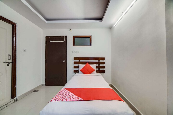Room 13 of 27