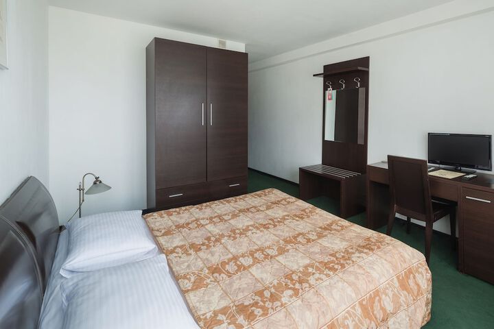 Room 9 of 35