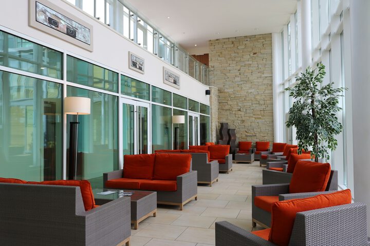 Lounge 36 of 44