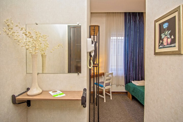 Room 16 of 50