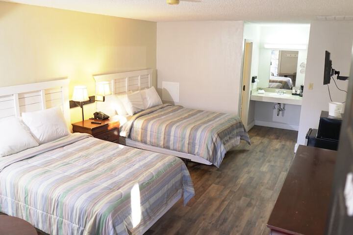 Basic Single Room 2 Double Beds (7 of 7)