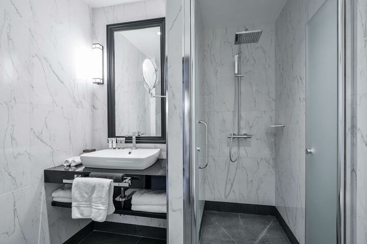 Room 70 of 100