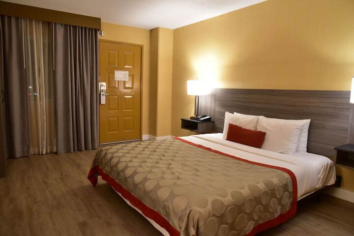 1 King Bed (2 of 30)