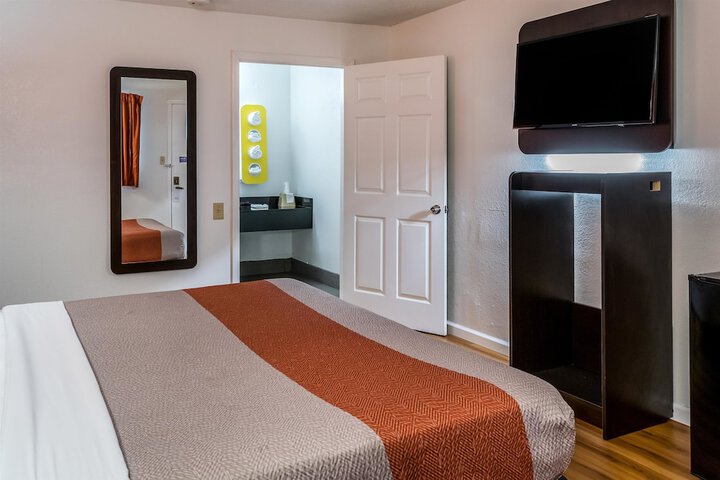 1 King Bed (6 of 11)