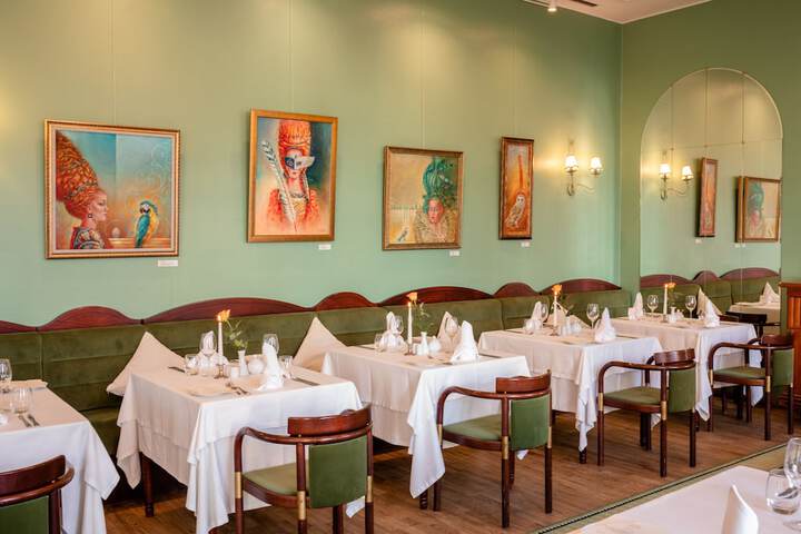 Dining 19 of 24