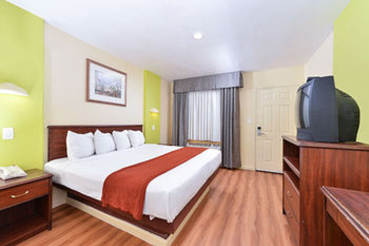Room 5 of 9