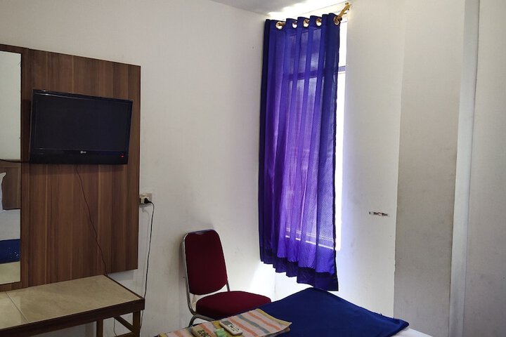 Room 8 of 16