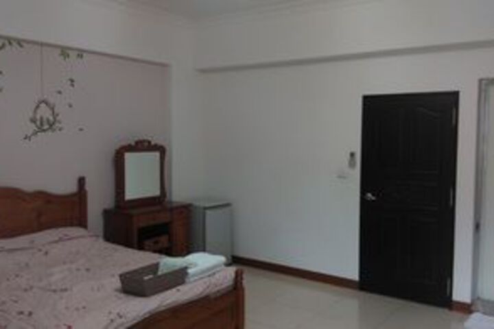 Room 9 of 14