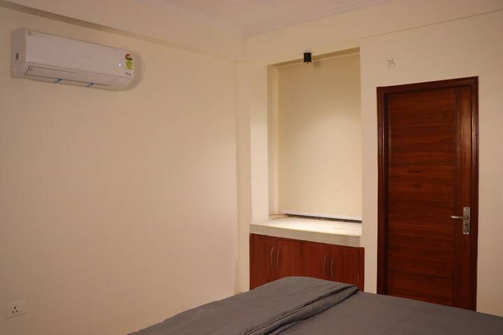 Room 5 of 18