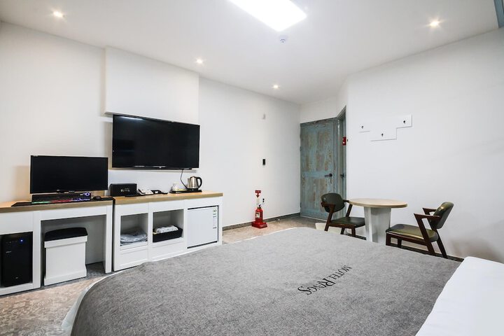Room 20 of 42