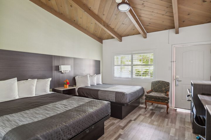 2 Queen Beds (2 of 19)