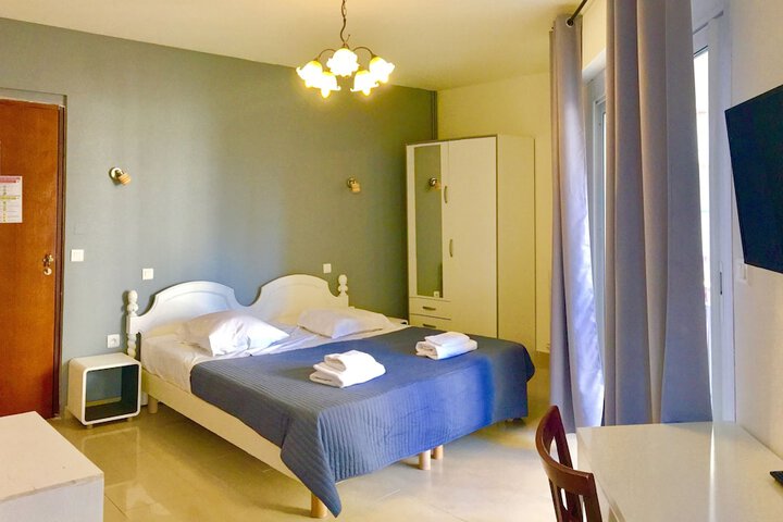 Room 7 of 12