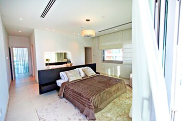Room 8 of 32