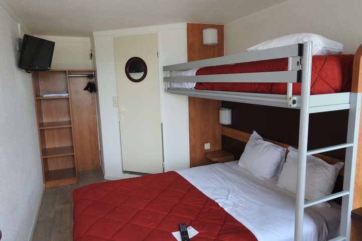Room 10 of 32