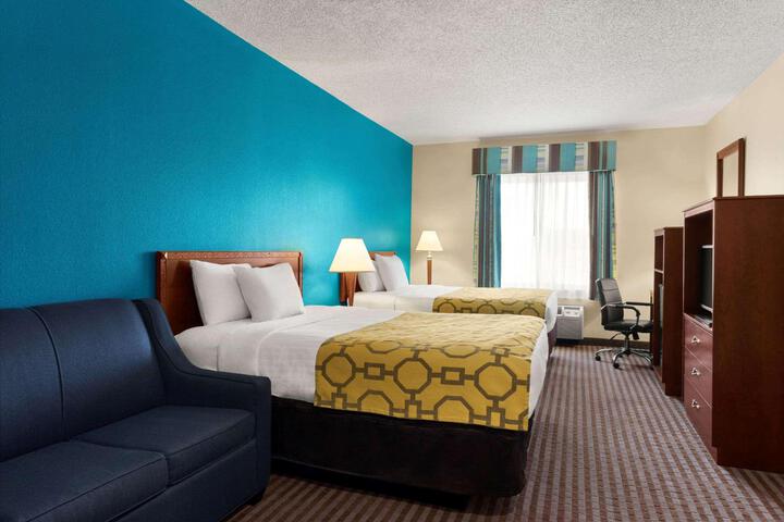 2 Queen Beds (7 of 11)