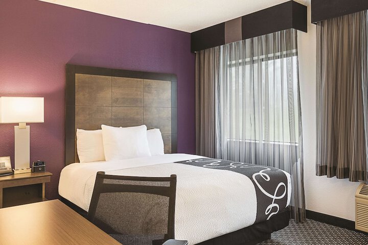 1 Queen Bed (2 of 24)
