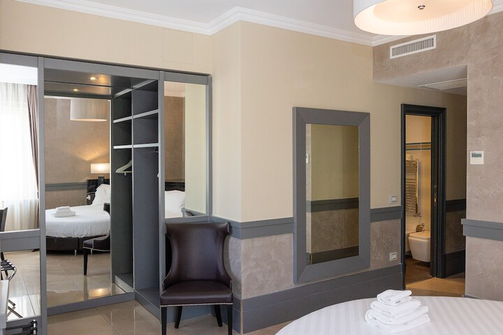 Room 52 of 222