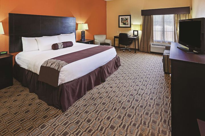 1 King Bed (3 of 12)