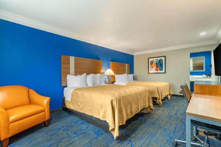 2 Queen Beds (9 of 11)