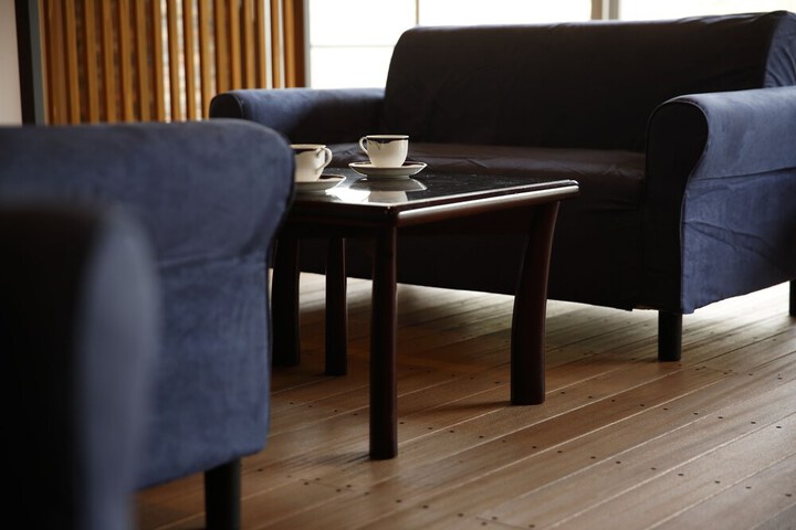 Lounge 33 of 45