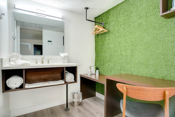 Room 16 of 32