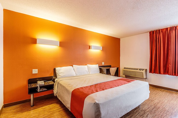 1 King Bed (6 of 13)