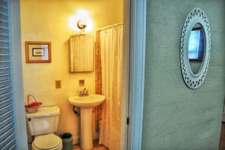 Room 4 of 77