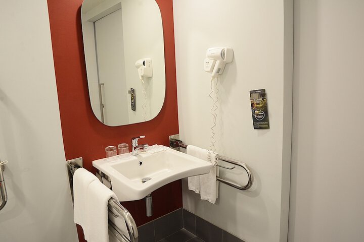 Room 25 of 65