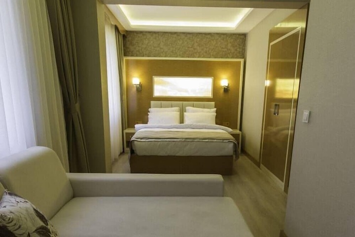 Room 11 of 30