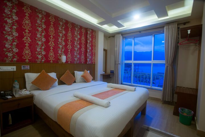 Room 6 of 25