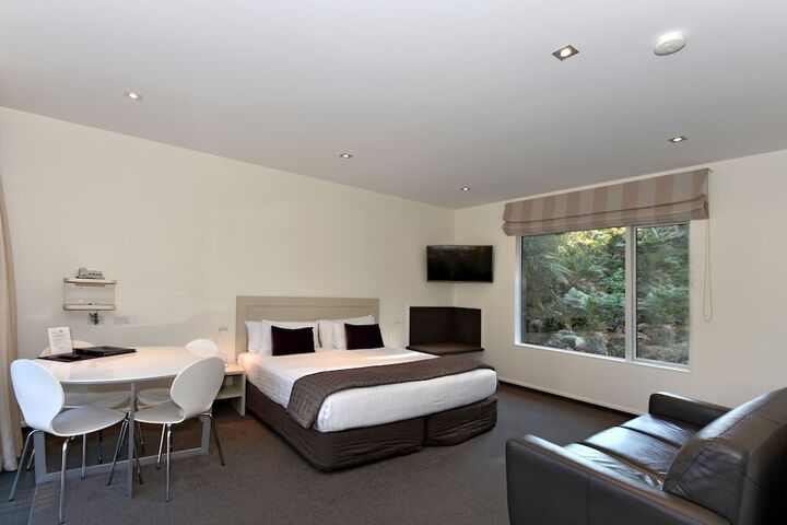 Room 8 of 34