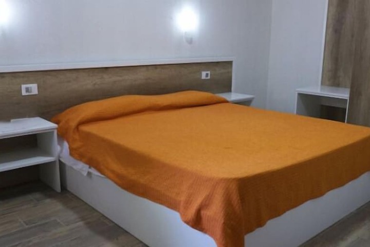 Room 6 of 18