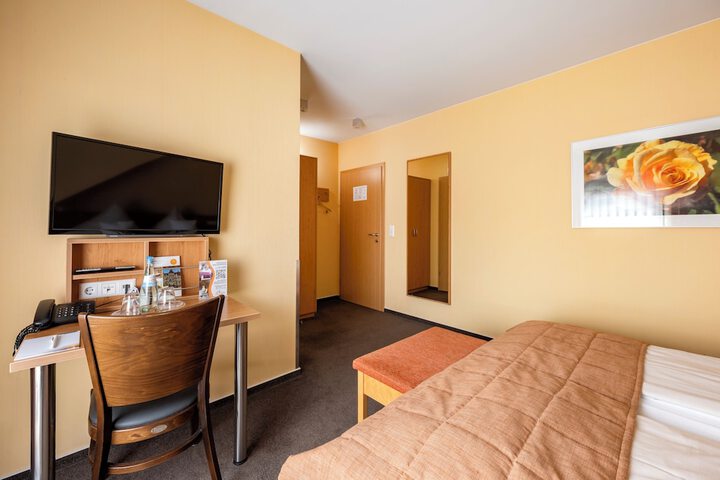 Room 9 of 34