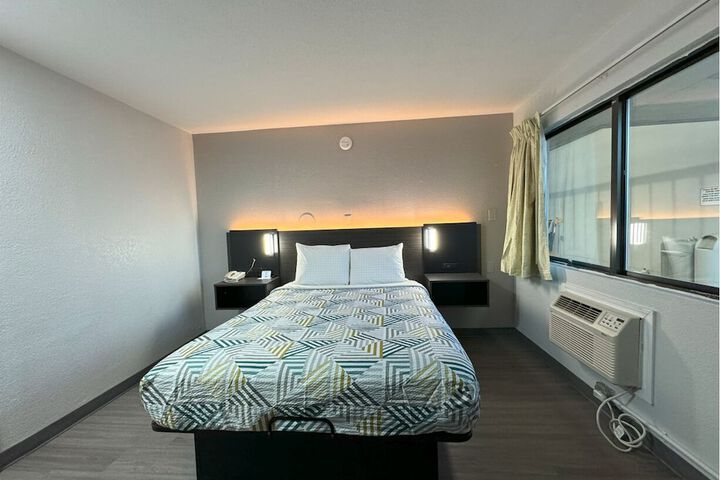 1 Queen Bed (12 of 12)