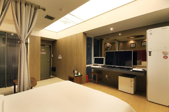 Room 23 of 47