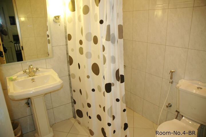 Room 11 of 32