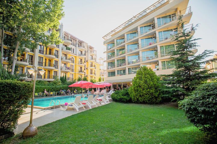 Hotel Exterior 23 of 27