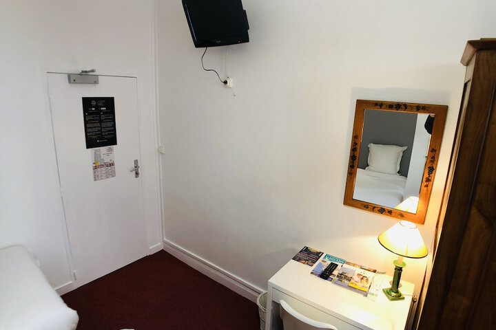 Room 16 of 42